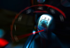 Palanca de cambios de carro manual y tacómetro.